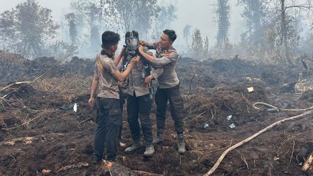 Brimob Polda Riau dilengkapi breathing apparatus untuk menembus asap karhutla di Kampar Brimob Polda Riau dilengkapi breathing apparatus untuk menembus asap karhutla di Kampar, Selasa (25/8/2026).