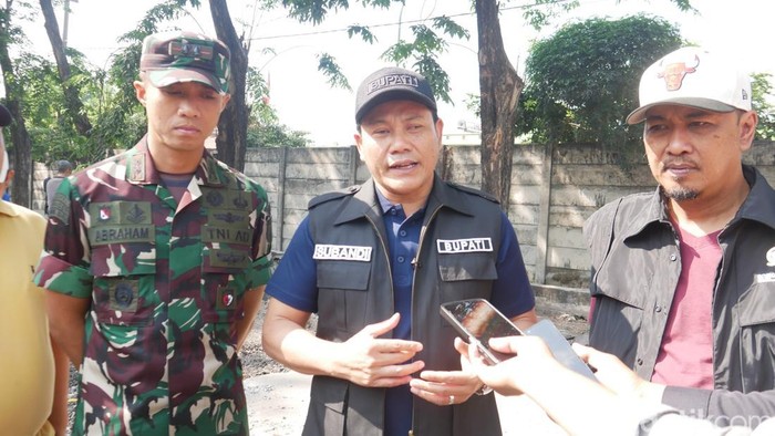 Bupati Sidoarjo Subandi saat cek betonisasi Krian-Kemangsen