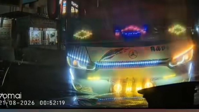 Tangkapan layar video  bus PT Rapi halangi mobil ambulans