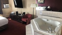 Ada bathtub di kamar hotel ini, terekspos ke seluruh ruangan. Eits jangan dipakai ya, bathtub ini cuma pajangan aja. Kalau pakai bathtub ini, tamu malah harus bayar ganti rugi kerusakan. Foto: via Bored Panda