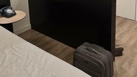 Punten, kamar mandi hotel ini terbuka ke seluruh ruangan. Mungkin nginep di sini sendirian aja biar nggak terlihat saat mandi. Foto: via Bored Panda