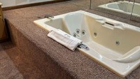 Kamar mandi ini dihias benar-benar full karpet, bahkan sampai di samping bathtub. Coba bayangkan gimana lembapnya kalau kena tumpahan air. Foto: via Bored Panda