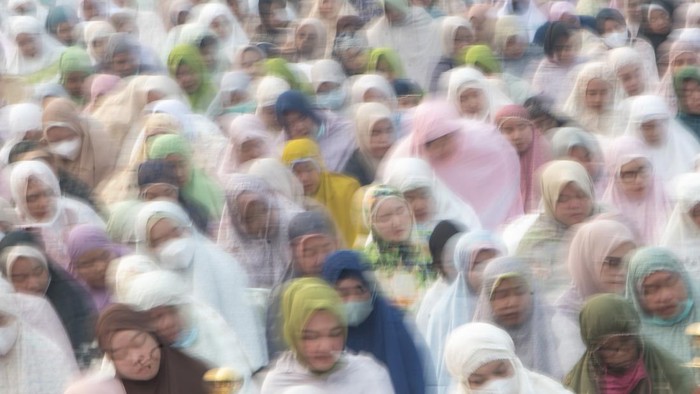 Di Tengah Kabut Asap, Umat Islam Palembang Gelar Salat Meminta Hujan Warga berdoa usai melaksanakan Shalat Istisqa atau shalat meminta hujan di halaman Griya Agung Palembang, Sumatera Selatan, Selasa (25/8/2026). Pemerintah Provinsi Sumatera Selatan menggelar Salat Istisqa untuk memohon hujan kepada Allah SWT agar kabut asap yang menyelimuti Kota Palembang segera berakhir. ANTARA FOTO/Nova Wahyudi/kye