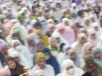 Di Tengah Kabut Asap, Umat Islam Palembang Gelar Salat Meminta Hujan