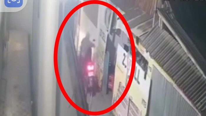 Dua pria terekam CCTV mencuri motor Yusran di Jalan Pabentengan, Makassar.
