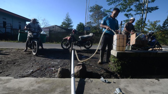 Warga mengisi air ke dalam galon yang diambil dari aliran Embung Tirta Mulya di lereng Gunung Merapi, Tegalmulyo, Kemalang, Klaten, Jawa Tengah, Selasa (25/8/2026).  Warga setempat memanfaatkan persediaan air embung tadah hujan tersebut untuk kebutuhan pertanian, hewan ternak dan mencuci pakaian saat musim kemarau. ANTARA FOTO/Aloysius Jarot Nugroho/YU