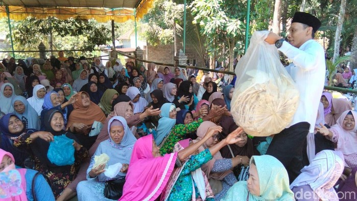Grebeg Gunungan Lentheng di Magelang saat Maulid Nabi, Selasa (25/8/2026).