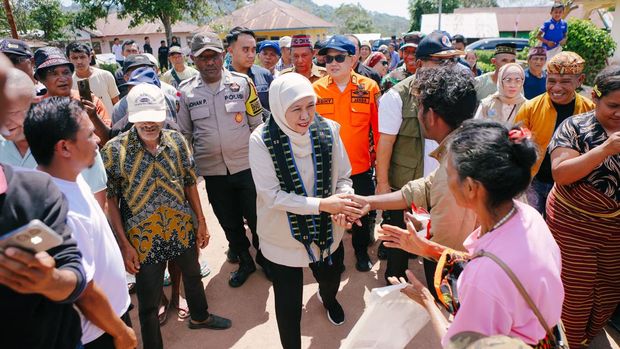 Gubernur Jatim Khofifah Gubernur Jatim Khofifah saat berinteraksi dengan warga terdampak gempa di Manggarai NTT