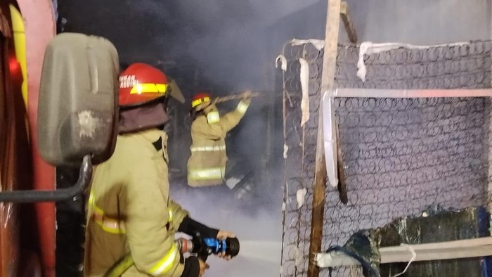 Petugas damkar melakukan pemadaman gudang rongsok di Banjaran, Kota Kediri yang diduga dibakar ODGJ
