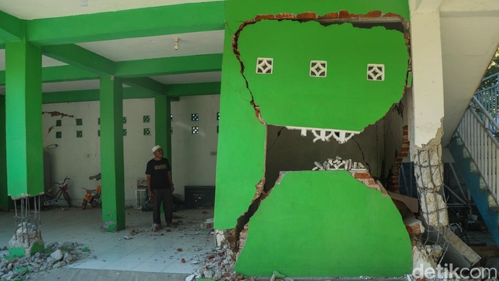 Sedikitnya 53.971 rumah rusak akibat gempa di NTT. Warga Nagekeo masih memilih tidur di tenda karena khawatir gempa susulan.