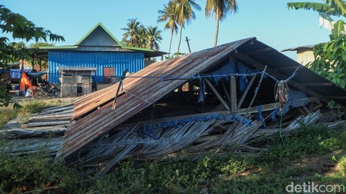 Sedikitnya 53.971 rumah rusak akibat gempa di NTT. Warga Nagekeo masih memilih tidur di tenda karena khawatir gempa susulan.