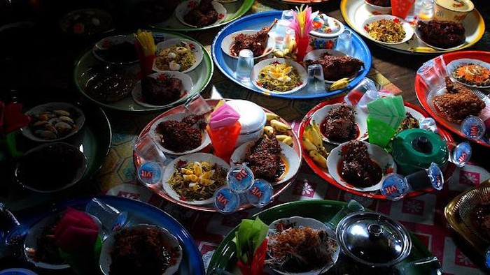 Isi nampan dalam makan batalam. (Laman Disporapar Pemkab Tabalong)