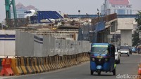 Pemprov DKI Jakarta menargetkan pembangunan jalan layang tersebut rampung pada 15 Desember 2026. 