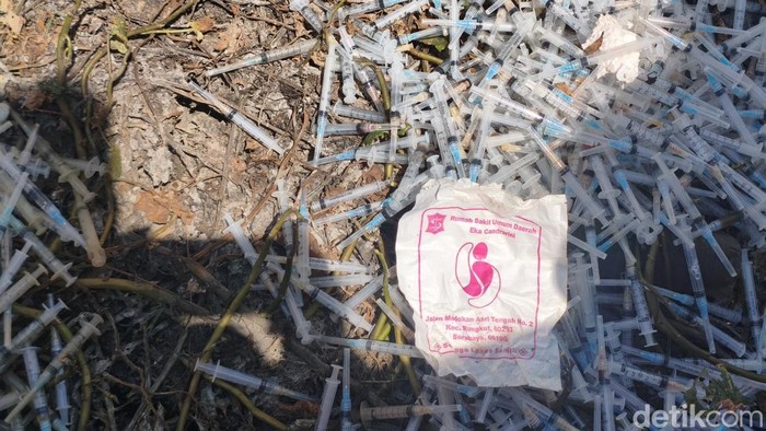 Penampakan limbah jarum suntik yang dibuang di Exit Tol Tambak Sumur, Sidoarjo