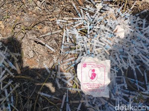 Bisa-bisanya Ribuan Jarum Suntik Bekas Dibuang di Saluran Air Sidoarjo
