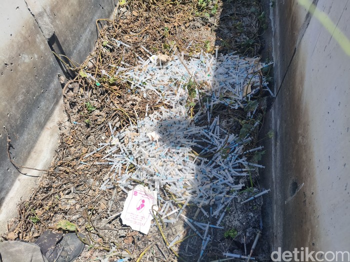 Penampakan limbah jarum suntik yang dibuang di Exit Tol Tambak Sumur, Sidoarjo
