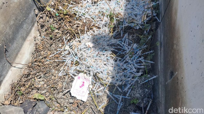 Penampakan limbah jarum suntik yang dibuang di Exit Tol Tambak Sumur, Sidoarjo