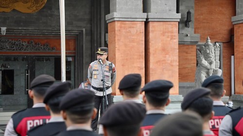 Karoops Polda Bali, Kombes Soelistijono, memimpin apel kesiapan pengamanan Operasi Puri Agung terkait kunjungan Presiden Prabowo ke Bali. Apel digelat di Mapolda Bali, Selasa (25/8/2026). (Dok. Polda Bali)