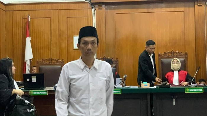 Rachmat Kurniawan, terdakwa penganiayaan LC karaoke saat sidang di PN Surabaya