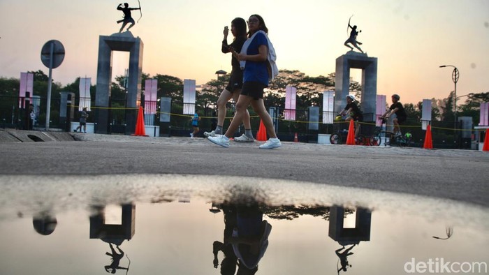 Sejumlah warga memanfaatkan kawasan Gelora Bung Karno (GBK), Jakarta, untuk berolahraga dan menghabiskan waktu luang.