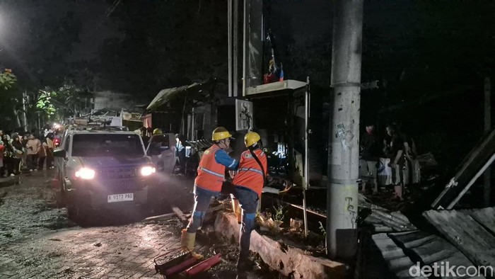 Ratusan rumah di RT 3, Lidah Wetan, Lakarsantri, Surabaya padam imbas kebakaran di warung sentra PKL