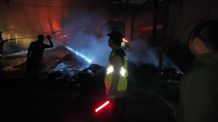 Kebakaran hanguskan 62 kios di Pasar Desa Sedo, Kecamatan Demak, Kabupaten Demak, Senin (24/8/2026) malam.