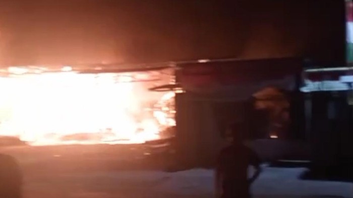 Kebakaran melanda pabrik pengolahan kayu dan satu rumah di Makassar.