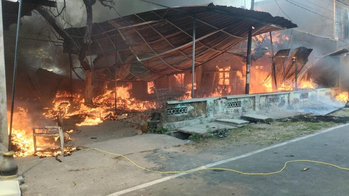 Kebakaran rumah produksi sofa dan kos-kosan di Pajang, Solo, Selasa (25/8/2026)