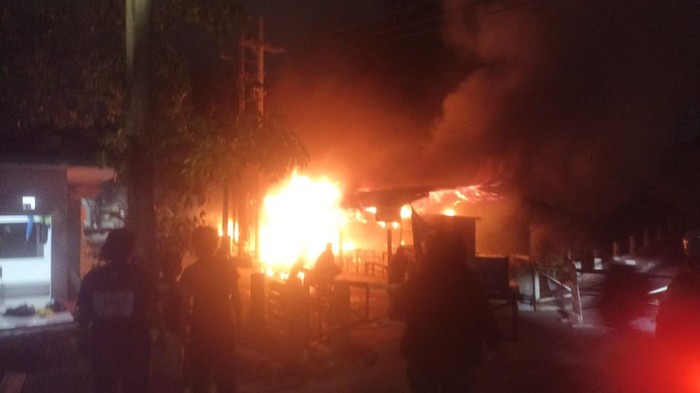 Empat warung PKL di Jalan Lidah Wetan, Lakarsantri, Surabaya terbakar hebat