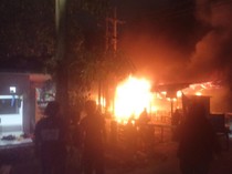 Video: Warung PKL di Surabaya Kebakaran, Listrik Ratusan Rumah Padam