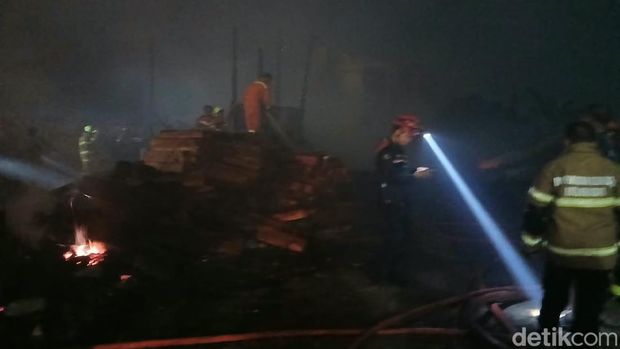 Kebakaran terjadi di kompleks perumahan Pemda di Kecamatan Manggala, Kota Makassar. Kebakaran terjadi di kompleks perumahan Pemda di Kecamatan Manggala, Kota Makassar, Sulawesi Selatan (Sulsel) malam ini.