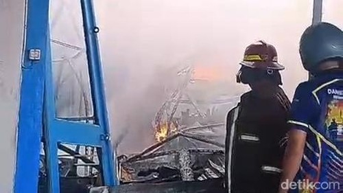 Kebakaran terjadi di salah satu gudang alat musik di Jalan Hasanudin, Pasar Sindu, Cakranegara, Mataram, Selasa (25/8/2026).