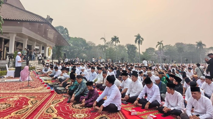 Kegiatan Salat Istisqa di Griya Agung Palembang.