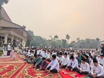 Ribuan Warga Palembang Ikut Salat Istisqa di Tengah Kabut Asap