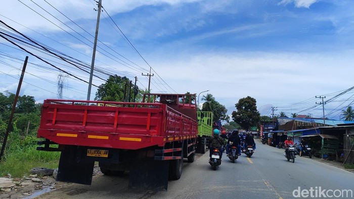 Kendaraan bertonase besar sedang mengantre di bahu jalan untuk mendapatkan BBM jenis biosolar di Balikpapan Utara. (Ary Nindita Intan RS)