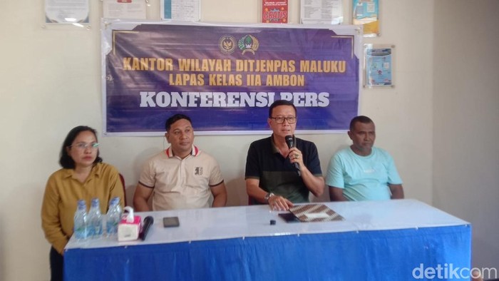 Kepala Lapas Kelas II Ambon, Sumarwoto Hendra Budiman memberikan keterangan pers terkait kaburnya napi kasus pembunuhan.