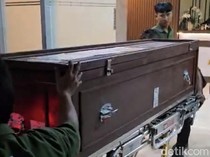 Isak Tangis Sambut Kepulangan Jenazah PMI Evi dari Arab Saudi