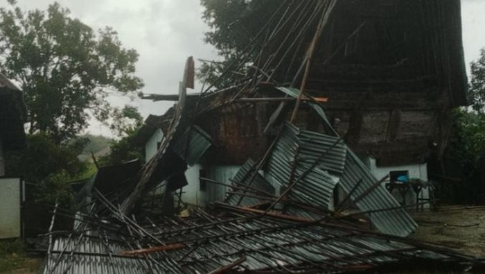 Kondisi rumah warga yang rusak akibat angin kencang di Kabupaten Toba (Foto: Dok. BPBD Sumut)