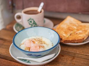Minum Kopi Bareng Makan Telur, Aman atau Ganggu Penyerapan Nutrisi?