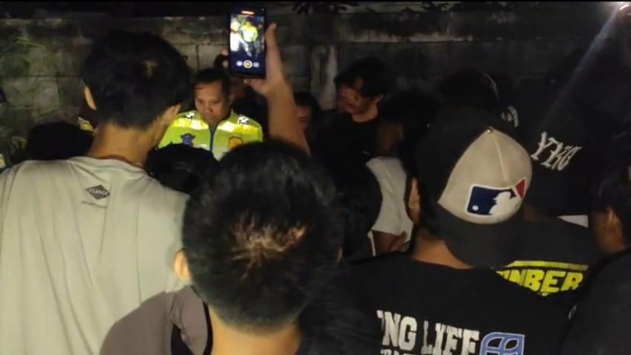Massa mengerubungi pria terduga maling di Giwangan Jogja, Selasa (25/8/2026) dini hari.