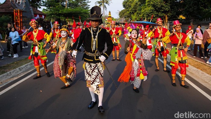 Peserta Kirab Grebeg Maulud berjalan dari Anjungan Daerah Istimewa Yogyakarta (DIY) menuju Plaza Kori Agung di Taman Mini Indonesia Indah (TMII), Cipayung, Jakarta, Selasa (25/8/2026).