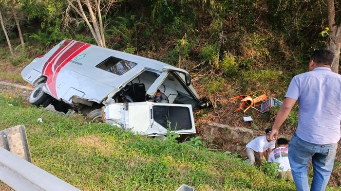 Mobil MCU Bekasi yang mengalami kecelakaan di Lampung