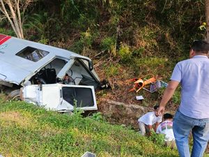 Innova Tabrak Mobil MCU RS Bekasi di Tol Bakter, 3 Orang Luka