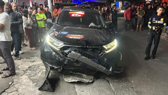Mobil menabrak 3 motor parkir dan satu kios di Bogor. (Dok. Istimewa)