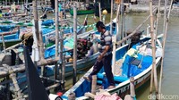 Hasin mengatakan dirinya biasanya berangkat melaut sekitar pukul 05.00 WIB. Dalam kondisi cuaca normal, ia dapat kembali ke pelabuhan sekitar pukul 13.00 WIB. 