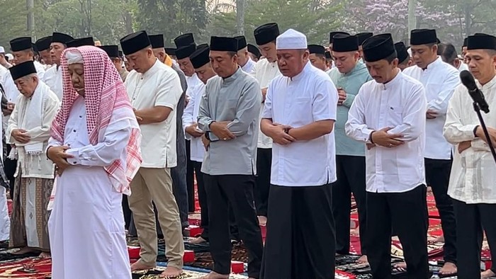 Pelaksanaan salat istisqa di Griya Agung Palembang