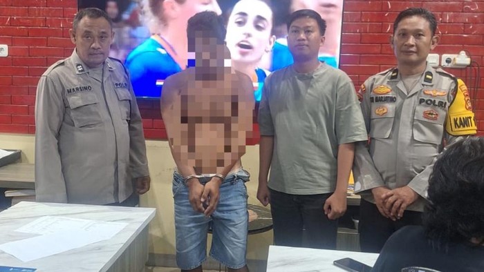 Pelaku pencabulan saat diserahkan ke polisi