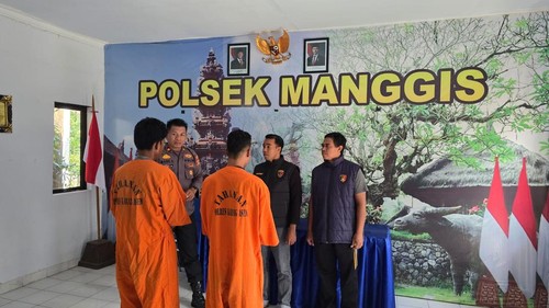 Dua pelaku pengeroyokan di Karangasem ditetapkan sebagai tersangka di Polsek Manggis, Selasa (25/8/2026).