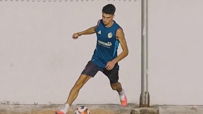 Pemain asing baru PSM Makassar, Luka Bulatovic saat latihan di Stadion Kalegowa.