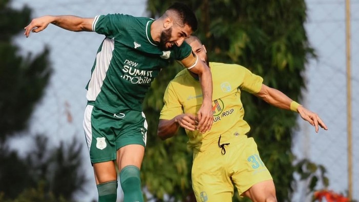 Pemain PSMS Medan duel dengan pemain PS Barito Putera saat laga uji coba (Foto: Dok. Instagram PSMS Medan)